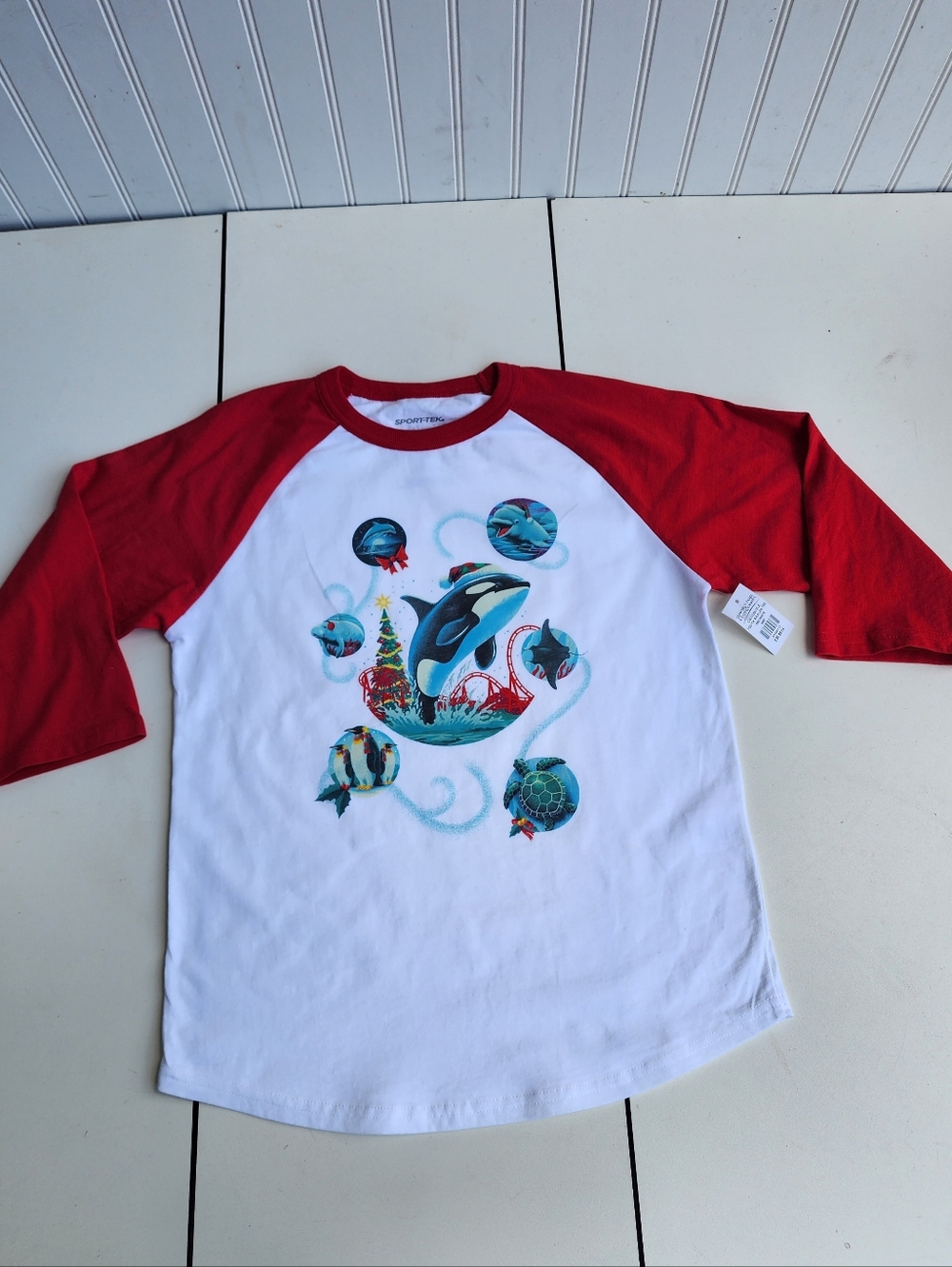 NWT $40 SeaWorld Christmas Graphic T-Shirt Raglan Tee Red White Youth Kids M